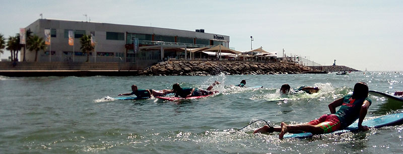 Curso de surf para niños en Vilanova y la Gletrú
