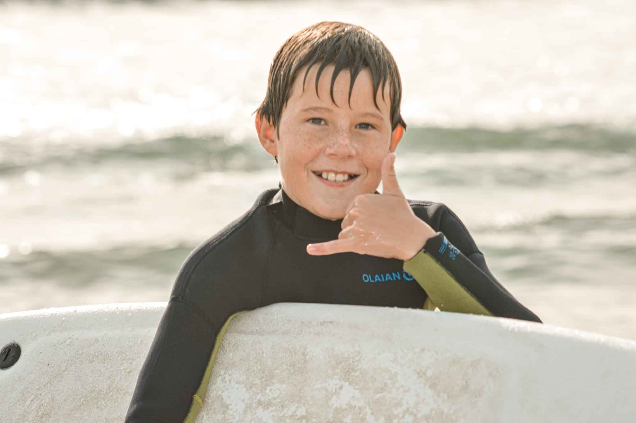 escuela de surf junior WAVEADDICT infantil en Vilanova Barcelona, entre Sitges y Cubelles 2021